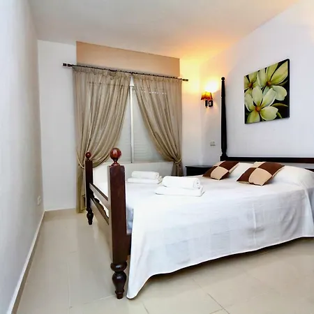 Apartment 3- Bedroom In The Centre Of With Living Room, 1 Bathroom.