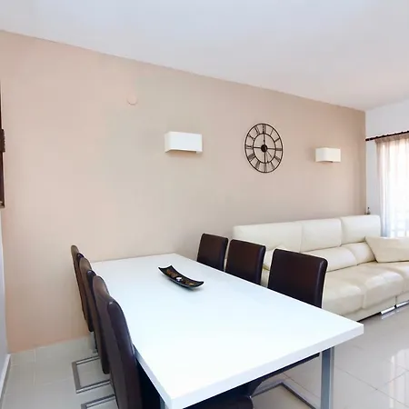 3- Bedroom In The Centre Of With Living Room, 1 Bathroom.