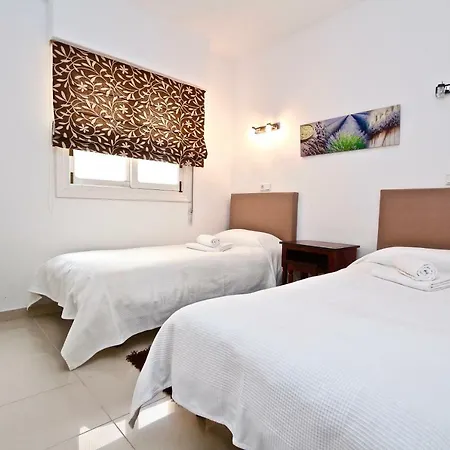Apartment 3- Bedroom In The Centre Of With Living Room, 1 Bathroom.